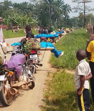 En Ituri la population est délaissée, pas d'ambulance ni corbillard, ils transportent sur des motos les corps sans vie